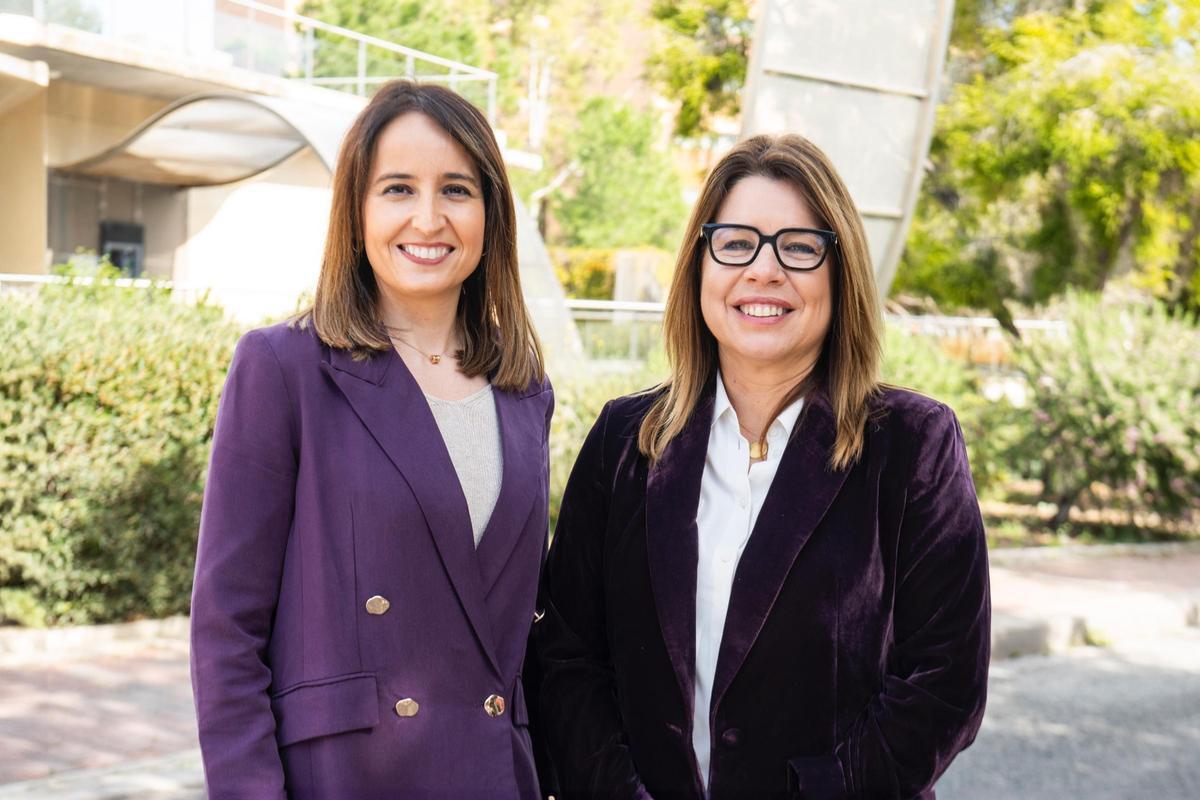 La cantidata a rectora Alicia Rubio (dcha.) junto a la catedrática catedrática Natalia Arroyo, que estaría al frente del vicerrectorado de investigación