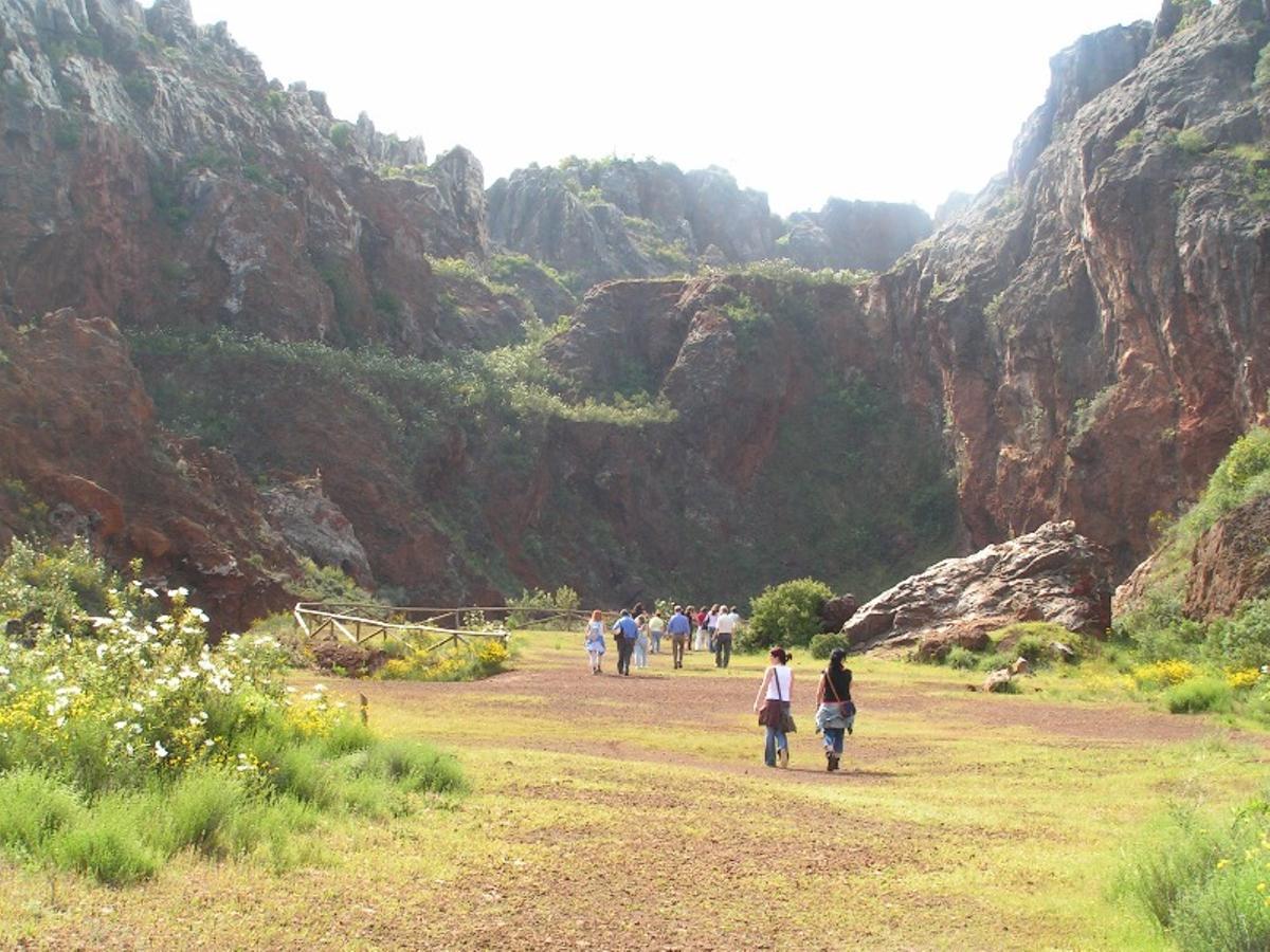 Excursionistas por la ruta de senderismo del Cerro de Hierro.