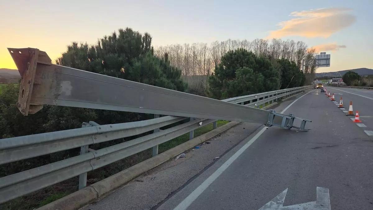 Caída de estructuras en la C-63 en Vidreres por el fuerte viento.