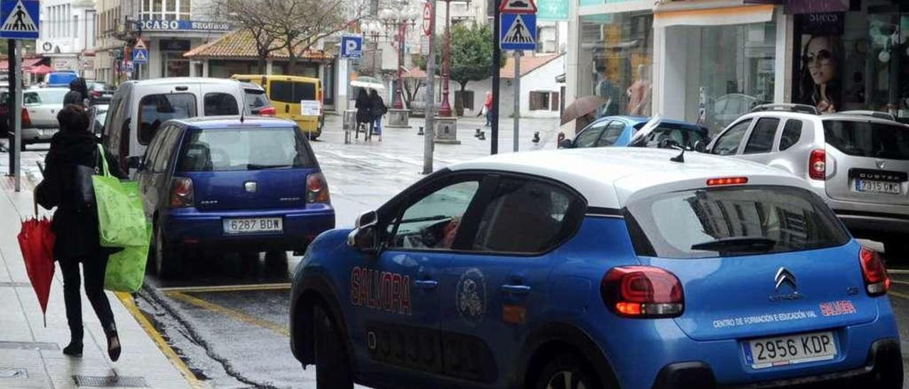 Un coche de aprendizaje de una autoescuela de Vilagarcía. // Iñaki Abella