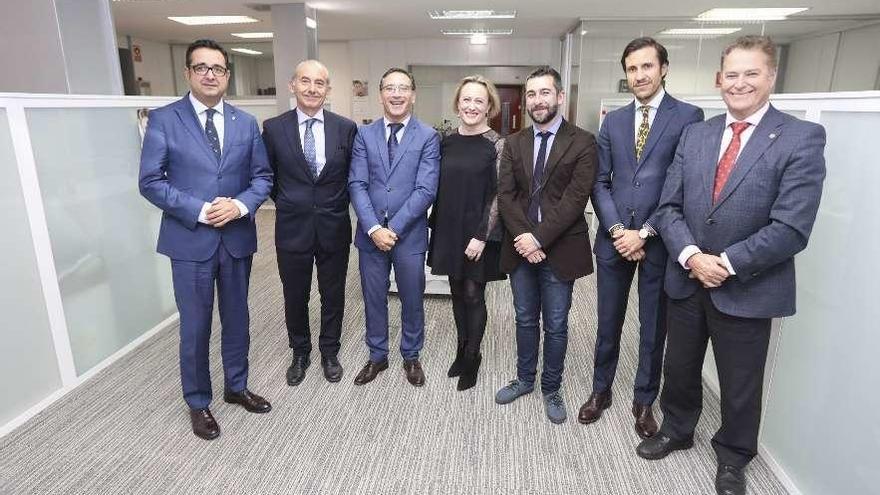 Por la izquierda, el director de Comercio, Julio González Zapico; Luis Noguera, Ángel José Fernández, Mari Fe Novo (Banco Sabadell), el concejal Manuel Campa, Natán Fernández, presidente de la Comisión de Formación de la Cámara de Avilés, y Félix Baragaño, presidente de la Cámara de Gijón.