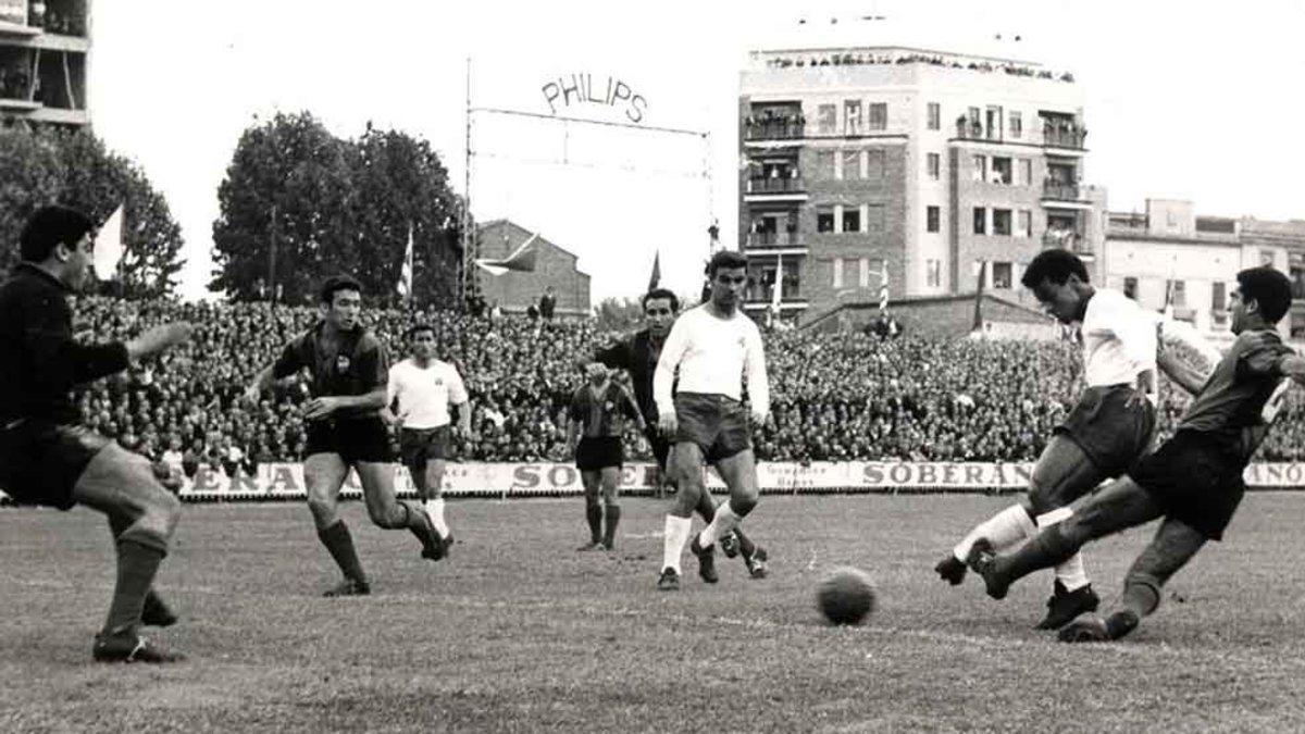 El FC Barcelona, de blanco, se impuso 4-5 al Levante en 1963. En 2018 llegaría la revancha: 5-4. En la imagen, el paraguayo Cayetano Re momentos antes de firmar el momentáneo 0-3 en Vallejo