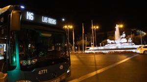 Un autobús de la línea N6 en Cibeles.