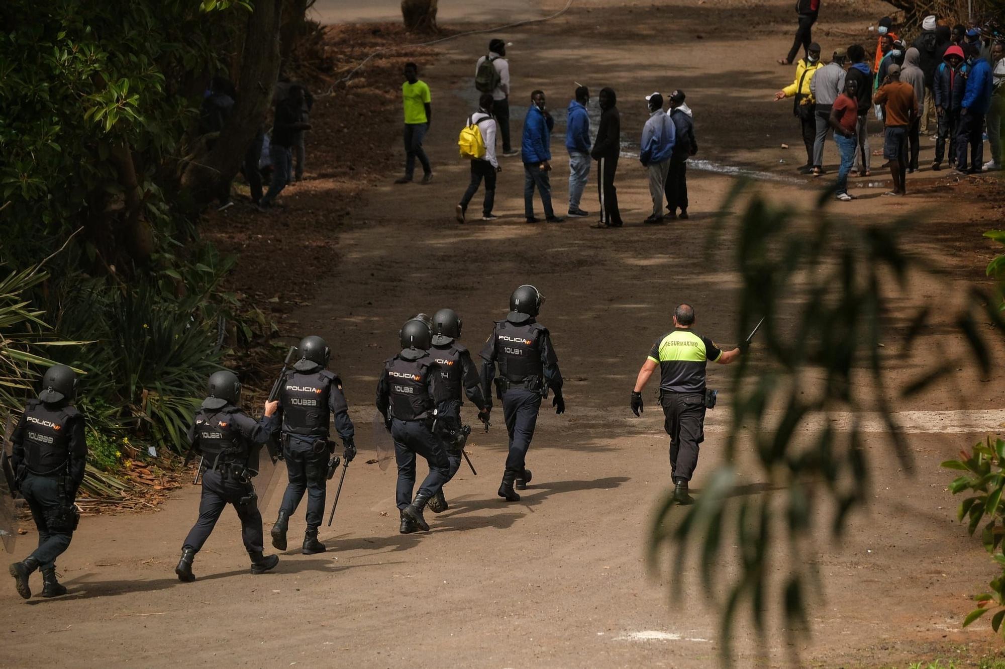 Varios migrantes detenidos tras otra protesta por la comida en Las Raíces