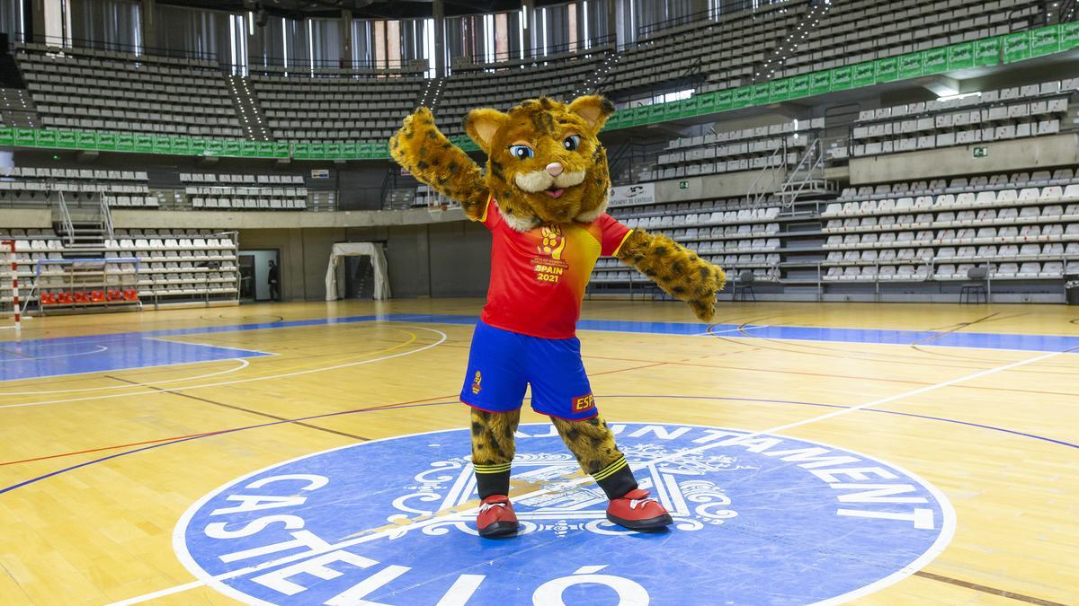 La mascota del Mundial de balonmano femenino, en el Ciutat de Castelló.