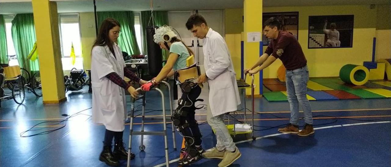 Sesión de rehabilitación con electrodos y exoesqueletos realizada en el Hospital Nacional de Parapléjicos.