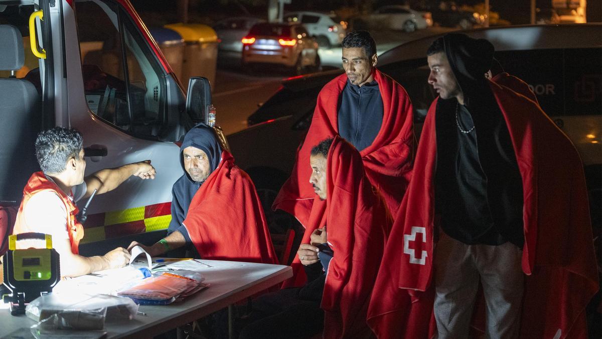 Una patera llega por sus propios medios con al menos 25 hombres magrebíes a Lanzarote
