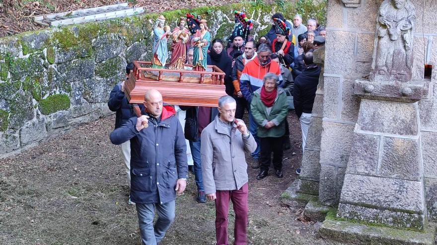 Los Reyes Magos despiden la Navidad en «su» singular capilla de Bueu