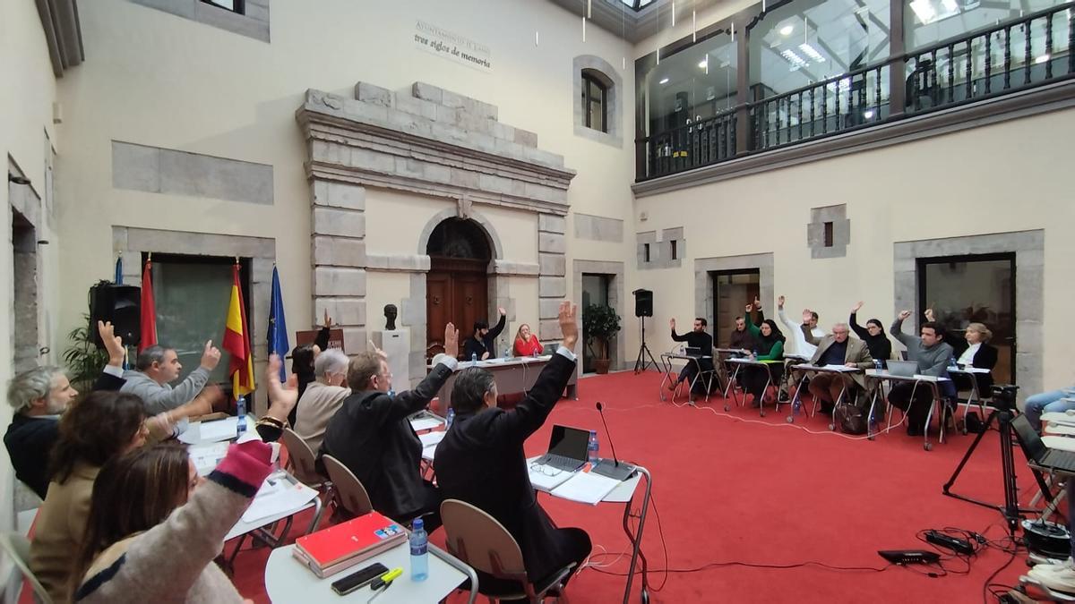 Imagen de un pasado Pleno del Ayuntamiento de Llanes.
