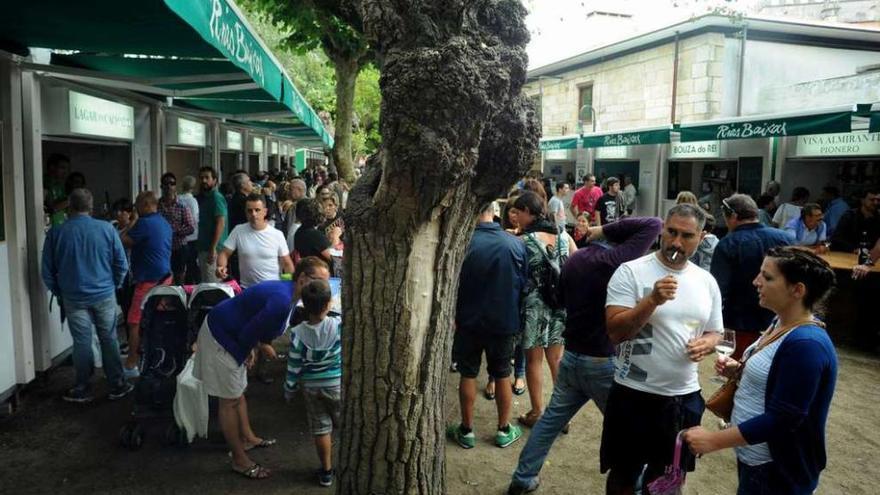 Los puestos instalados en el Paseo da Calzada. // Iñaki Abella