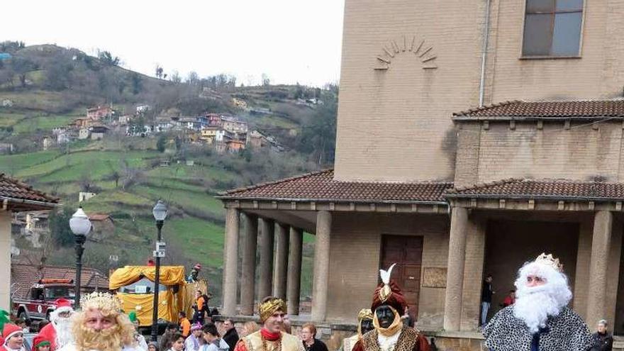 Los Reyes Magos, ayer, en Riosa.