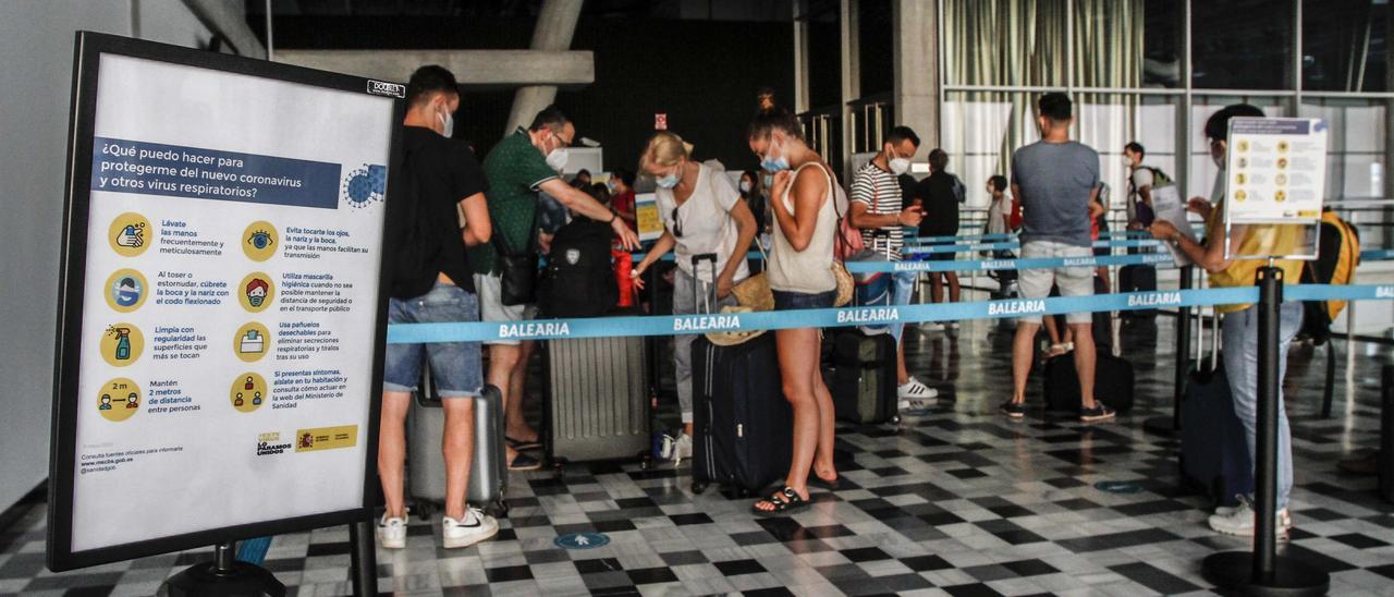 Pasajeros rumbo a Baleares en la estación marítima de Dénia