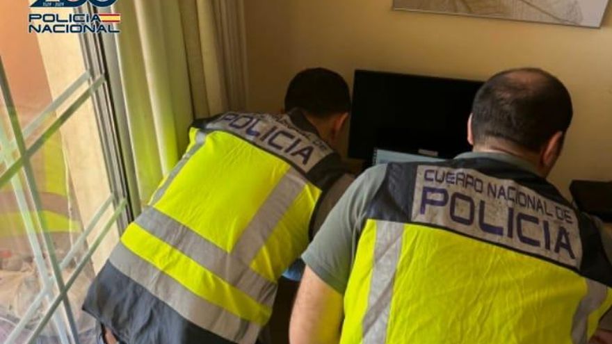 La Policía Nacional registrando la casa