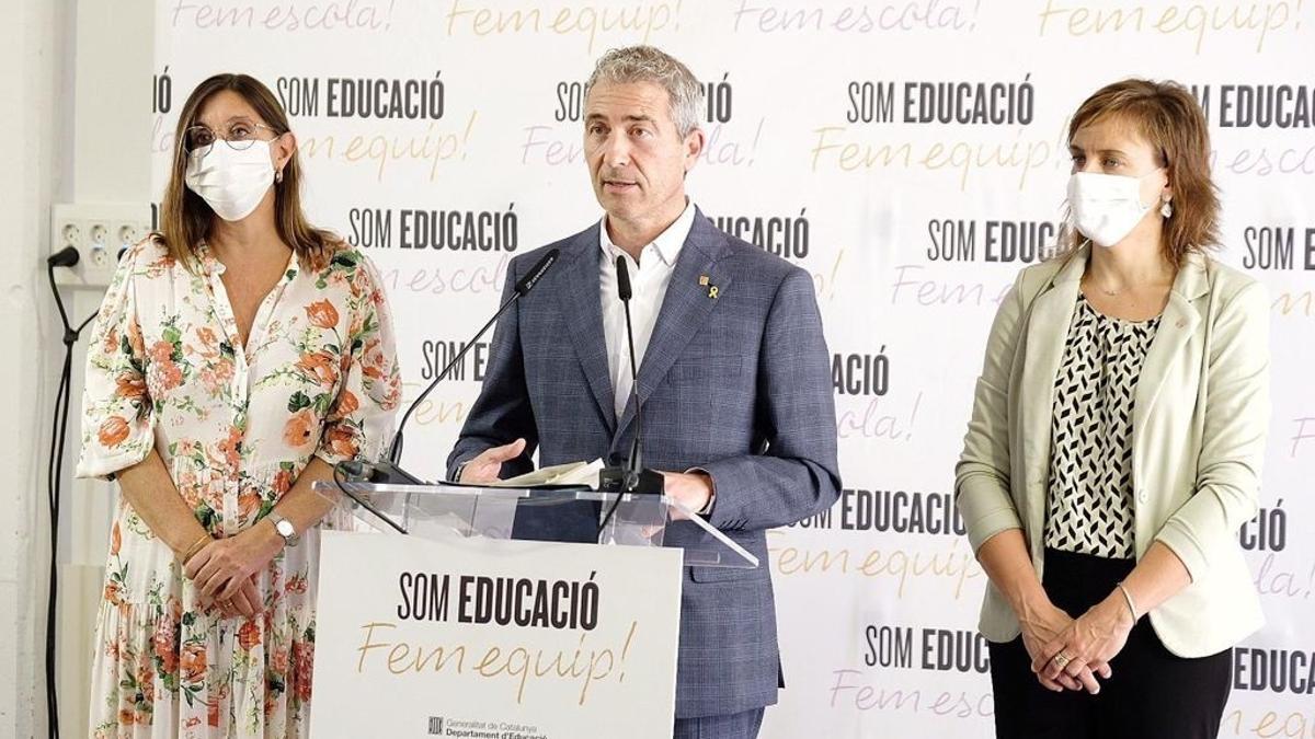 El conseller de Educación de la Generalitat, Josep Gonzàlez-Cambray, flanqueado por la secretaria general, Patrícia Gomà, y la secretaria de Transformación Educativa, Núria Mora (i-d), en rueda de prensa