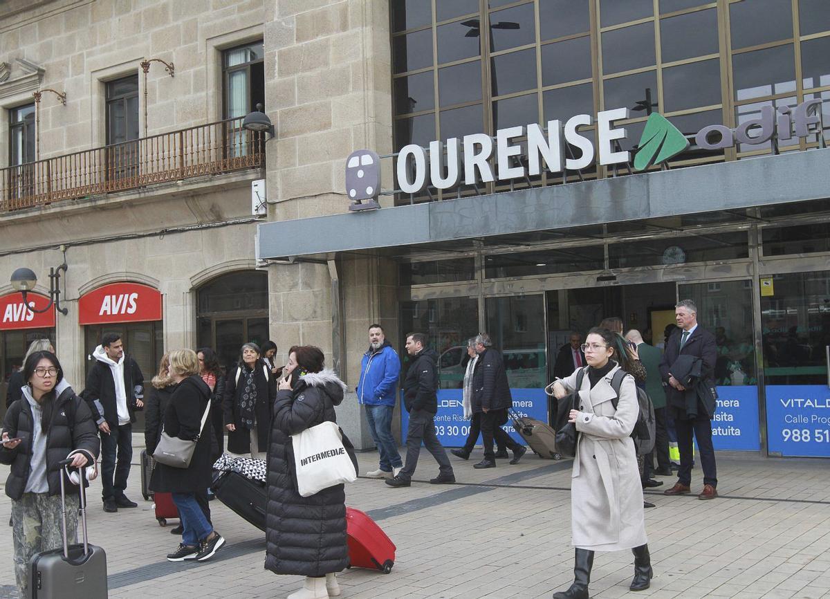 Viajeros en la estación intermodal de AVE de Ourense. |  Iñaki Osorio