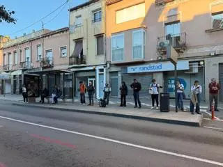 Usuaris d'autobusos interurbans veuen un "perill" viatjar drets: "Més d'un cop he caigut"