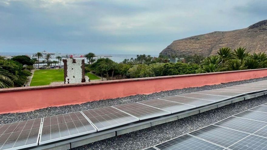 Imagen de archivo de una instalación fotovoltaica con la Torre del Conde en un segundo plano.