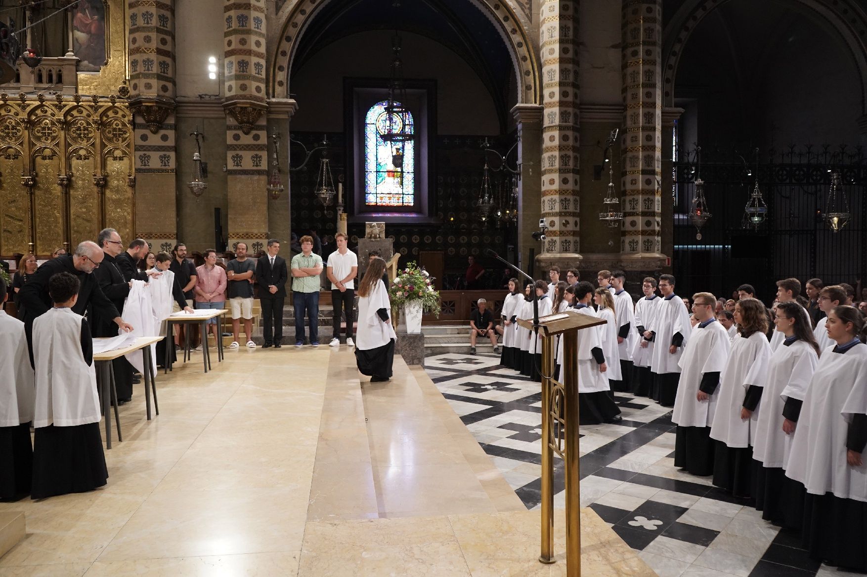 Montserrat vesteix les primeres escolanes de la història