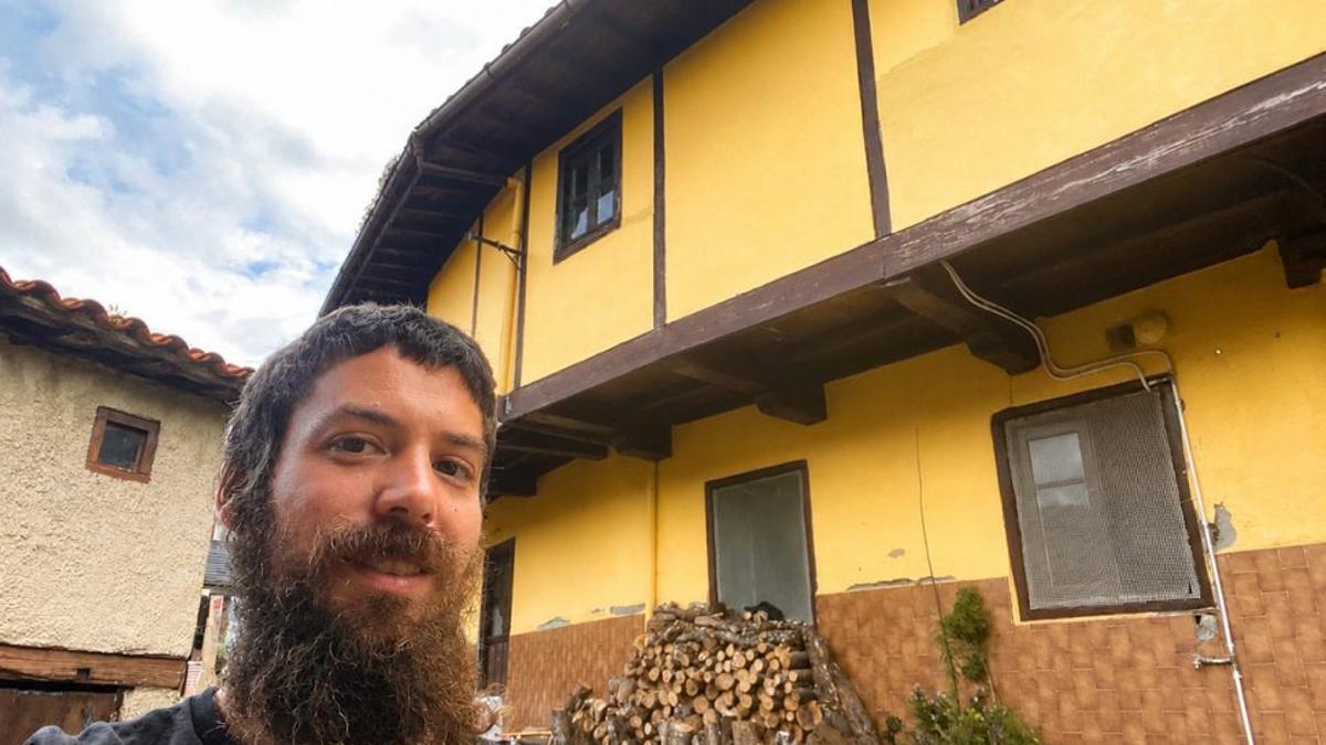 Carlos Solano, junto a la casa que está rehabilitando en Areñes