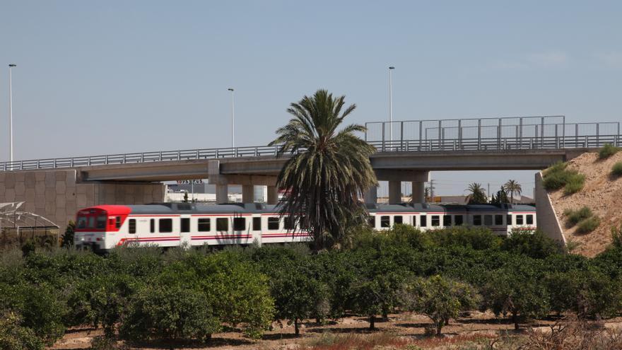 Este es el motivo por el que Renfe duplicará las plazas de Cercanías entre Alicante y Murcia el 22 de abril