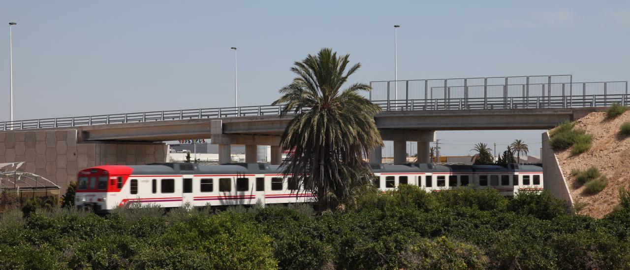 Tren de cercanías Alicante-Murcia en imagen de archivo