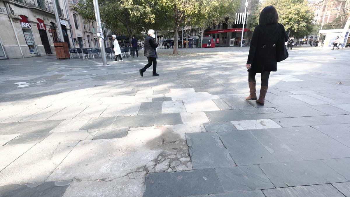 El pavimento de la plaza de España de Palma continúa degradándose