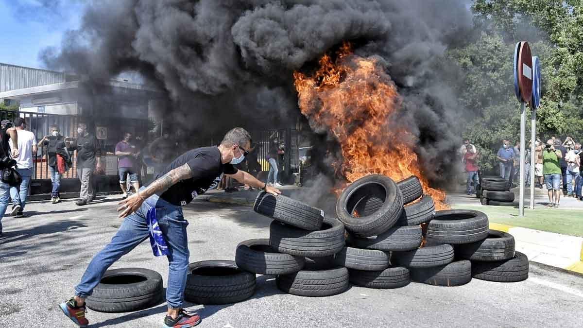 Quema de neumáticos frente a la planta de Nissan en la Zona Franca de Barcelona