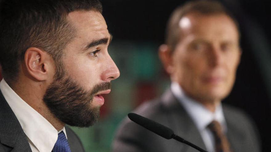 El internacional Dani Carvajal, en la sala de prensa del Santiago Bernabéu en compañía de Emilio Butragueño.