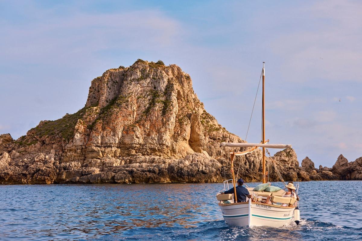 El llaut es la embarcación típica mallorquina dedicada a la pesca y el cabotaje.