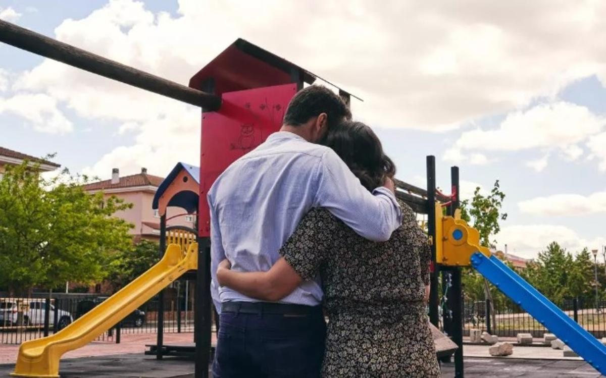 Padres de acogida de una menor, en una imagen de archivo.