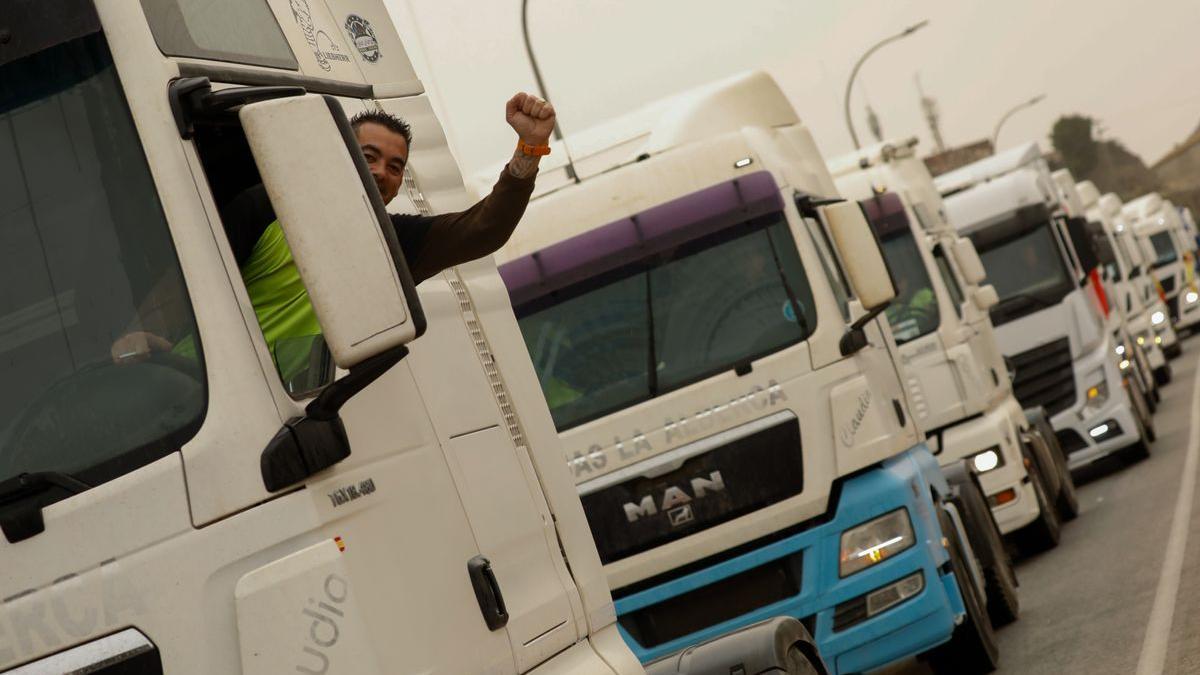 Un transportista levanta el puño en el tercer día de huelga del transporte de mercancías.