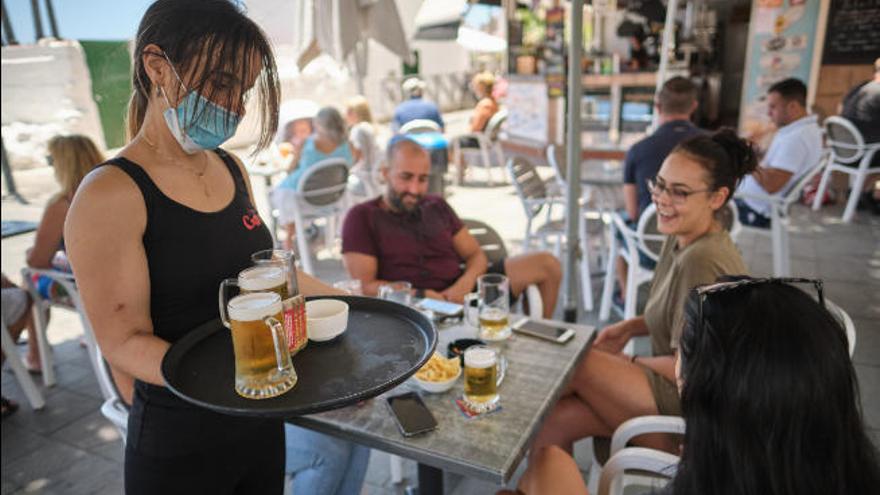 Una terraza en el sur de Tenerife durante los primeros momentos tras el confinamiento.