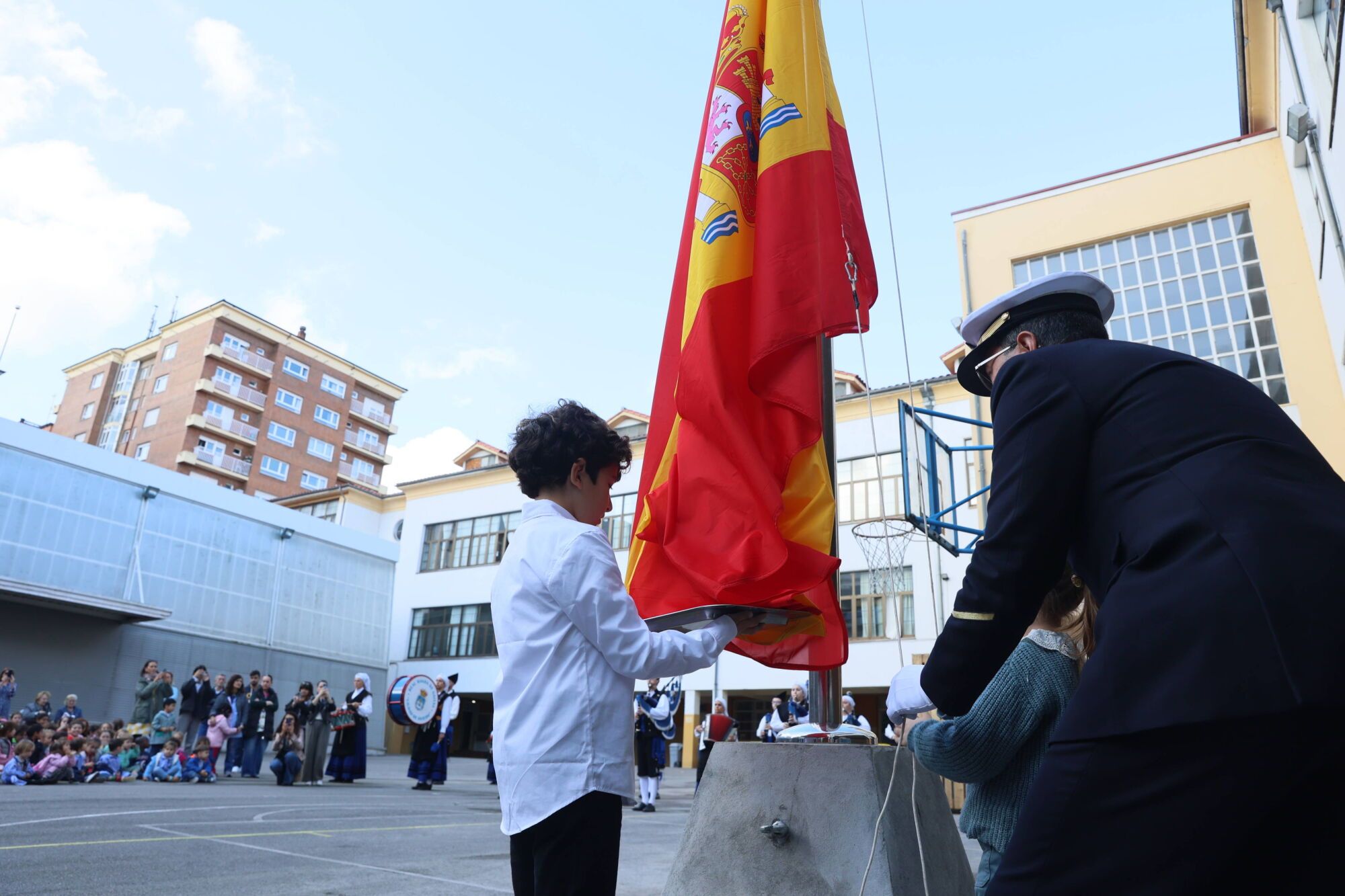 Escuelas Blancas. Acto de izado de la bandera con asistencia del delegado de Defensa y representantes de la Guardia Civil, la Policía Nacional y la Municipal, entre otros