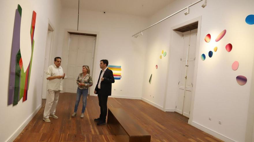 La artista con representantes del Cabildo en una de las salas donde se exhiben sus obras. | | PRENSA CABILDO