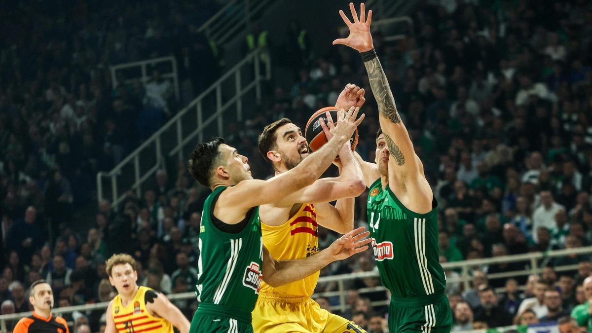 Satoransky entra en la zona de Panathiakos sin facilidades de ningún tipo.