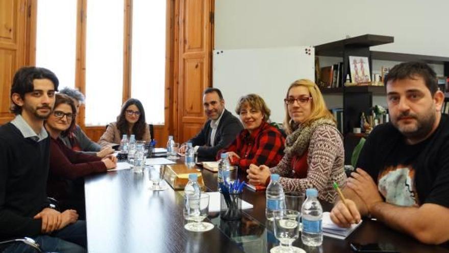 Mónica Oltra reunida con el alcalde de Ibi y los concejales.