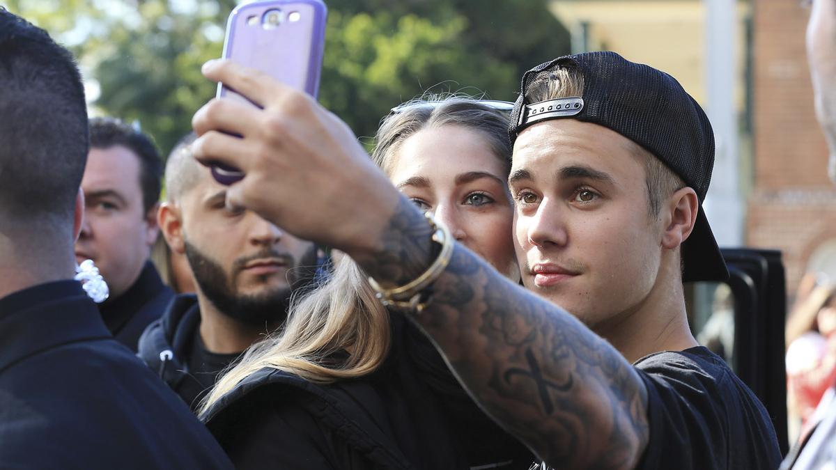 Justin Bieber se hace selfies con sus fans en Sydney