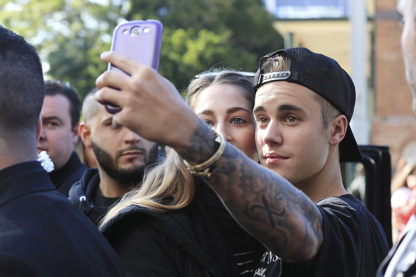 Justin Bieber se hace selfies con sus fans en Sydney