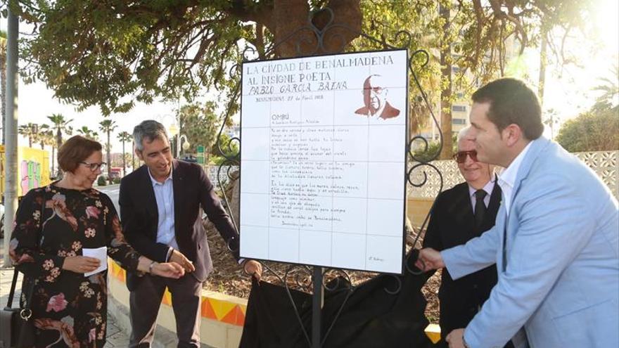 Benalmádena descubre una placa en homenaje al poeta Pablo García Baena