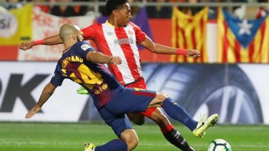 Mojica intenta centrar davant Javier Mascherano.