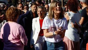 La candidata de Comuns Sumar a la presidencia de la Generalitat, Jéssica Albiach, acompañada de la vicepresidenta del Gobierno y líder de Sumar, Yolanda Díaz (c) durante su participación en el acto final de campaña, este viernes en Cornellá de Llobregat.