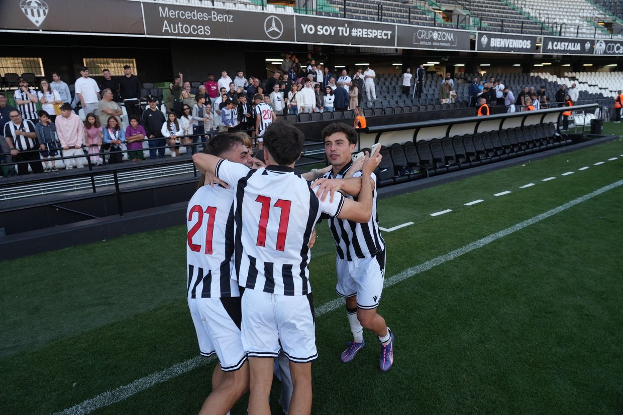 ¡Las mejores imágenes de la celebración del ascenso a Segunda Federación del Castellón B!