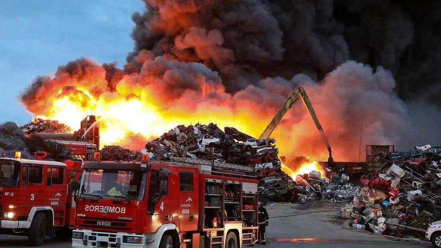 Bomberos sofocando el incendio en las instalaciones de Daniel González Riestra el pasado 4 de enero.