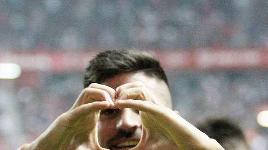 Carmona celebra uno de sus goles simulando la forma de un corazón.