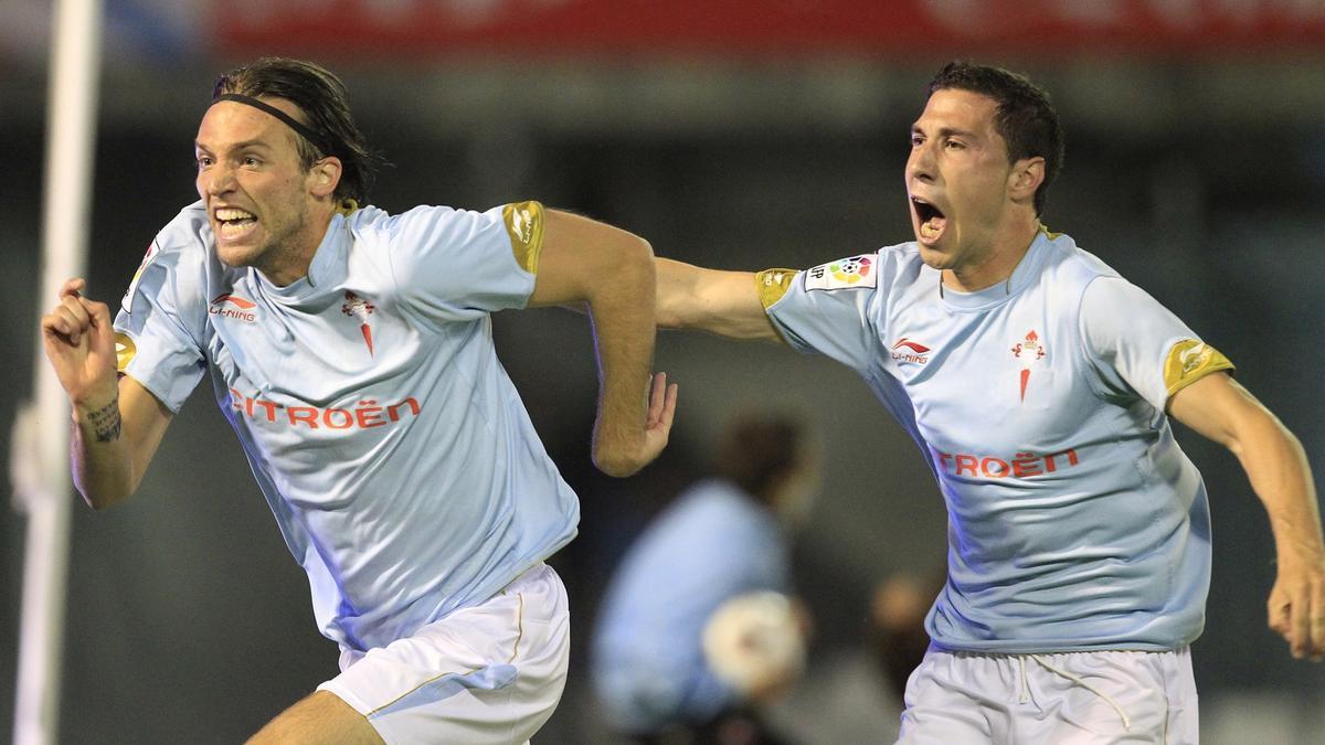 Michu y Roberto Lago celebran un gol con la camiseta celeste y dorada de Li-Ning