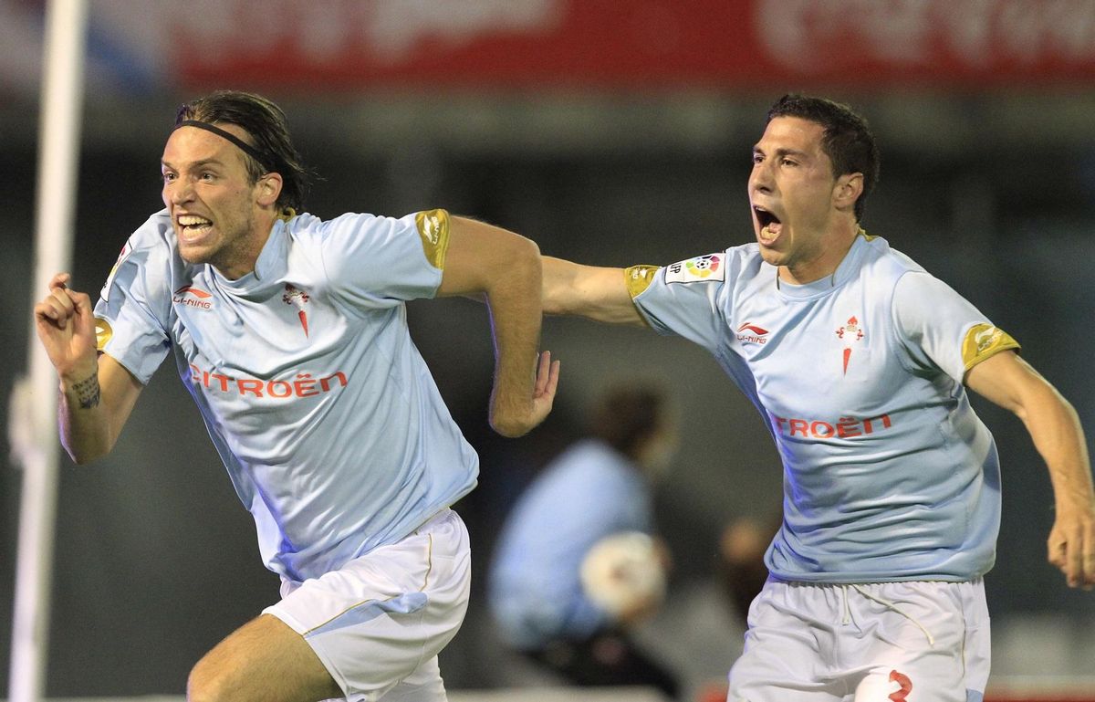 Michu y Roberto Lago celebran un gol con la camiseta celeste y dorada de Li-Ning
