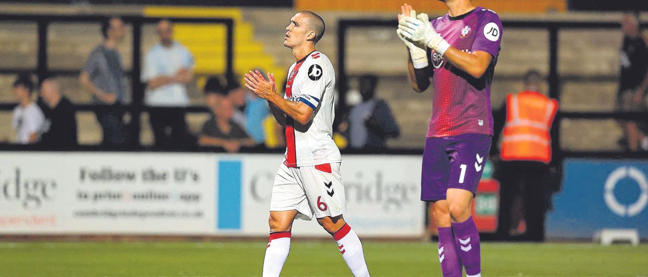 Romeu saluda l’afició en un partit d’aquest estiu.