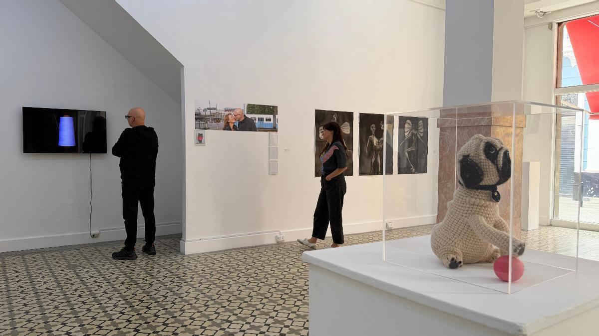 Francis Naranjo junto a algunas de las piezas de la exposición.