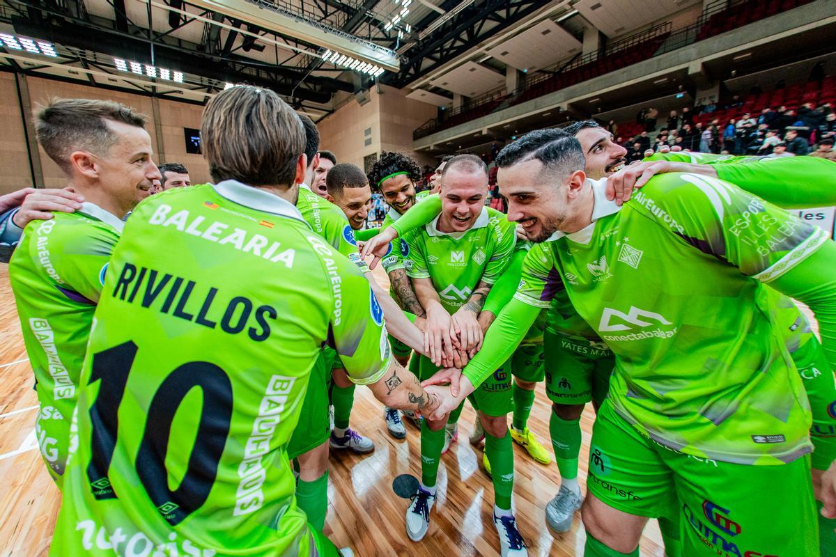 El Illes Balears Palma Futsal celebra la clasificación en Riga.
