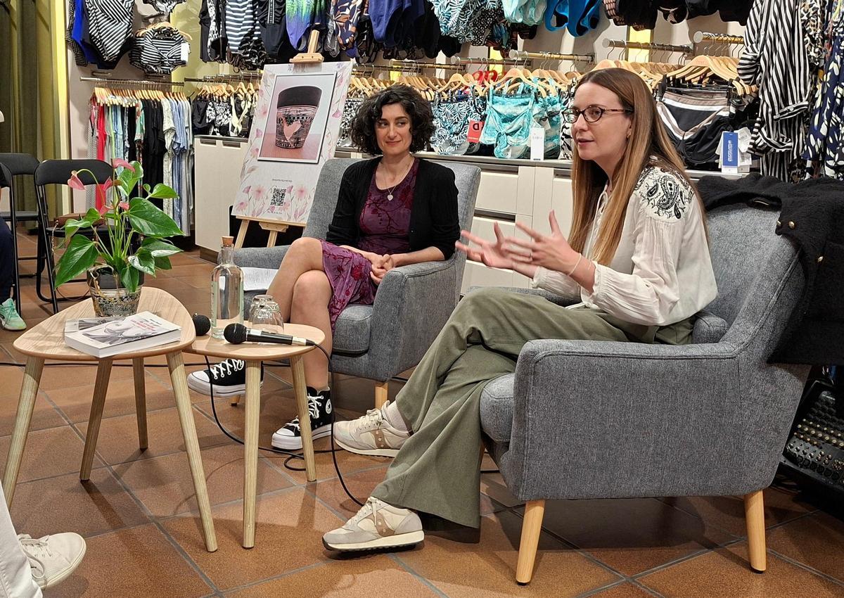 D'esquerra a dreta, l'autora del llibre Neus Martí la seva metgessa, la doctora Oliveras.